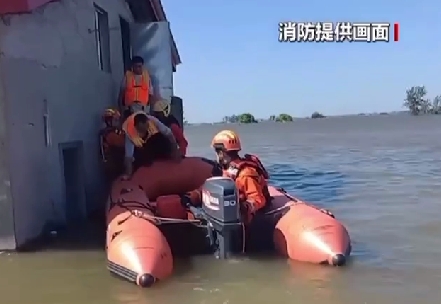 【新聞直播間】湖南華容洞庭湖大堤發(fā)生決口險情 消防連夜緊急轉移被困群眾