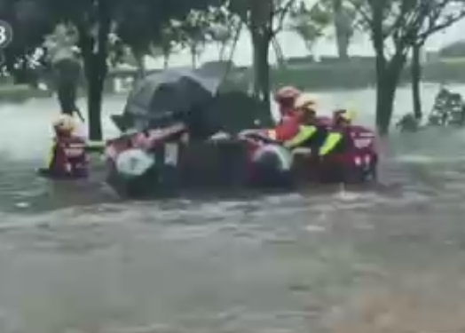 【新聞直播間】四川內(nèi)江暴雨突襲 消防緊急營(yíng)救被困居民